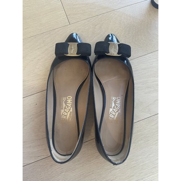 Ferragamo Black Patent Leather Vara Bow Pumps Size 7.5 - Picture 1 of 14